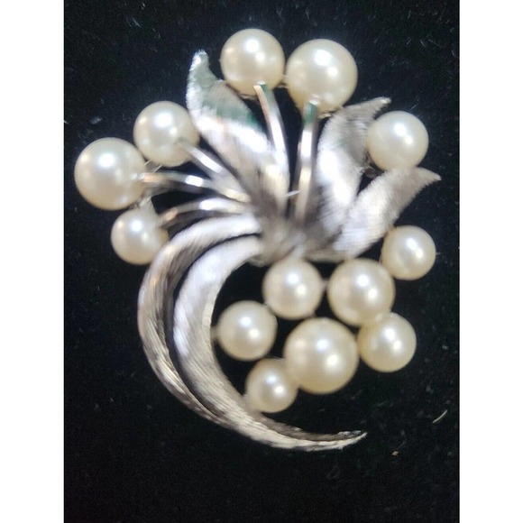 TRIFARI Silver Toned Pearl Cluster Leaf Brooch Pin - Picture 1 of 14